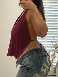 女款優雅酒紅色掛脖露背深V領上衣與短褲套裝，性感兩件式夏季派對穿搭 - 酒紅色 - 查看 10