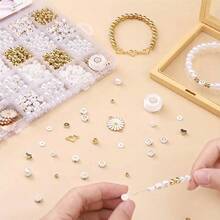 1000 peças Kit DIY para fazer pulseiras de pérolas falsas, inclui pingentes de margarida, contas de letras douradas de acrílico, pingentes de liga metálica, contas douradas em forma de coração, material para fazer joias femininas em estilo pastoral - Tamanho único. - View 4