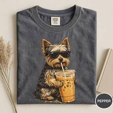 C Omfort  C Olors® Yorkie Drinking Iced Coffee Shirt, Animal Meme Graphic Tee, Funny Yorkie Shirt, Cute Yorkie Shirt, Yorkshire Terrier Mom Tee - 黑色 - 查看 1