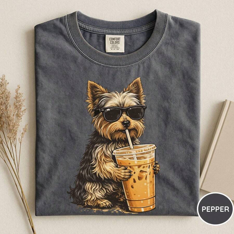 C Omfort C Olors® Yorkie Drinking Iced Coffee Shirt, Animal Meme Graphic Tee, Funny Yorkie Shirt, Cute Yorkie Shirt, Yorkshire Terrier Mom Tee - 黑色 - 查看 1