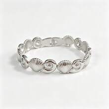 YUZENG 1PC Stainless Steel Spring Open Bangle, Ocean Style Shell & Conch Linked Bracelet, Hypoallergenic, Ideal For Beach Vacation, Daily Commute & Gifting - Seashells and Conches - View 8