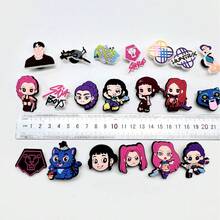 20pcs/40pcs/60pcs K-POP 女團鞋飾,適用於洞洞鞋,可拆卸 PVC 軟橡膠涼鞋鞋扣,韓系可重複使用配件,多種尺寸可選,手機支架,草稿標籤,靜電收納器,手工貼紙,剪貼簿薄材質,客製化貼紙,Hunter 螢光筆,漂亮原子筆,標籤機,學校用品,文件夾,生日禮物,筆記本,印章,閱讀書標籤,學習用品 - 獵魔女團 - 查看 6