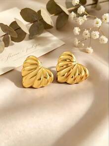 A Pair Of Minimalist, Thick-Banded Stainless Steel Heart-Shaped Earrings In Gold-Perfect As A Gift For A Female Friend. A Timeless Classic. - Gold - View 4
