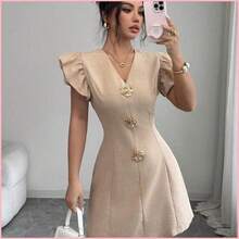 Elenzya Vestido mini de corte ajustado y acampanado con cuello en V, mangas cortas y decoración de botones metálicos color oro rosa, estilo de oficina, para verano - Caqui - Ver 2
