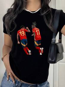 Dos futbolistas celebrando unidos con energía en pleno campo simbolizando amistad pasión y victoria deportiva camiseta de mujer casual moderna y cómoda para uso diario - Negro - Ver 1
