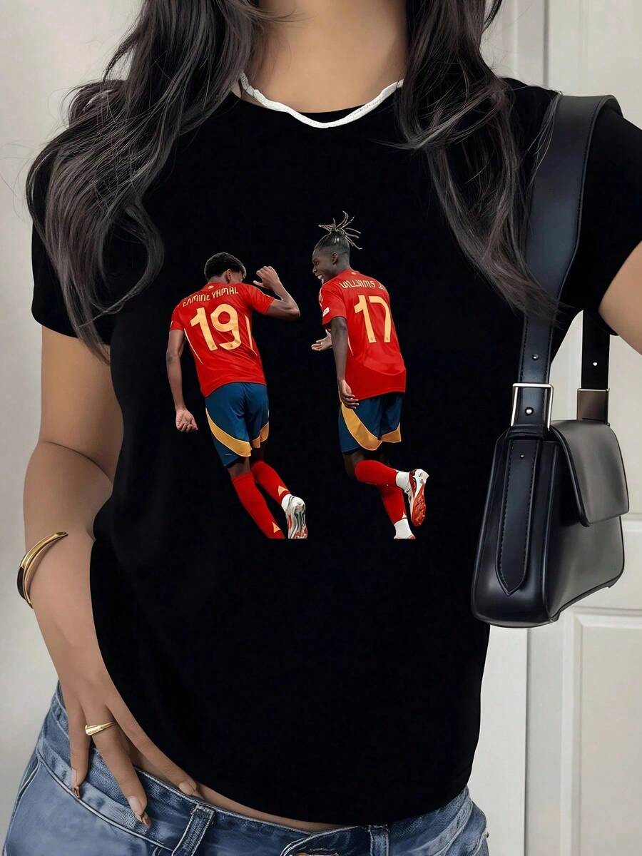 Dos futbolistas celebrando unidos con energía en pleno campo simbolizando amistad pasión y victoria deportiva camiseta de mujer casual moderna y cómoda para uso diario - Negro - Ver 1