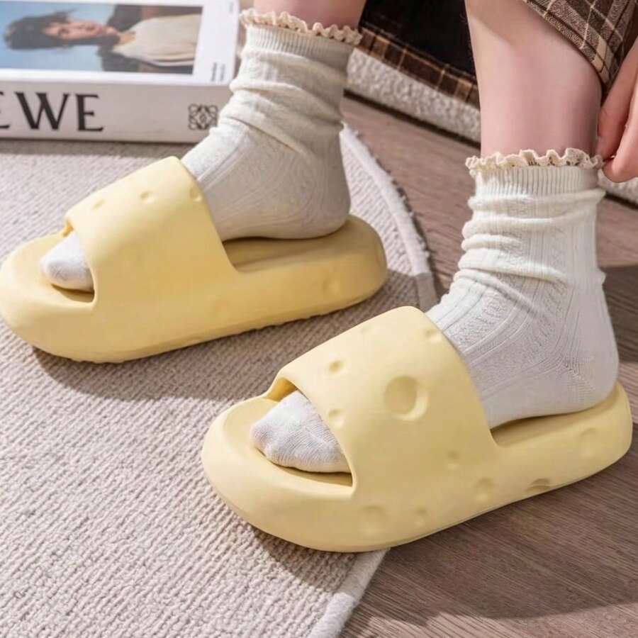 2026 Nuevas Pantuflas EVA de Suela Gruesa con Diseño Lindo y Dulce de Queso, Antideslizantes, Anti-Olor, Suela Blanda con Correa, Pantuflas Casuales de Moda para Primavera Verano, Uso Interior, Baño, Ducha y Exterior