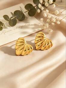 A Pair Of Minimalist, Thick-Banded Stainless Steel Heart-Shaped Earrings In Gold-Perfect As A Gift For A Female Friend. A Timeless Classic. - Gold - View 2