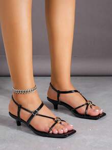 Sandalias de tacón de gatito con punta cuadrada blanca, sandalias de dedo con acento de bola de metal y correa ajustable al tobillo, tacones de verano para mujer - Negro - Ver 6