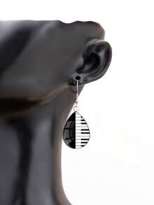1 Pair Minimalist Black & White Piano Key Pattern 316 Stainless Steel Teardrop Ear Hooks, Simple Style Suitable For Women's Daily Wear, Gift Jewelry Earrings, Elegant Minimalist Style Jewelry Earrings For Women's Daily And Vacation Wear - Black and White - View 5