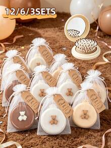 12/6/3 Set - Bomboniere per festa di nascità, Forniture per Festa di Rivelazione del Sesso, Set Portatile di Specchio per Trucco e Pettine con Orsetto Carino, Bomboniere per Ospiti di Matrimonio, Set Portatile da Viaggio di Specchio per Trucco e Pettine con Biglietto di Ringraziamento, Pettine da Viaggio con Specchio, Disponibile in Più Colori, Semplice e Portatile, Regalo per Festa di Battesimo, Bomboniere per Ospiti - Modello di orso - Visualizzare 1