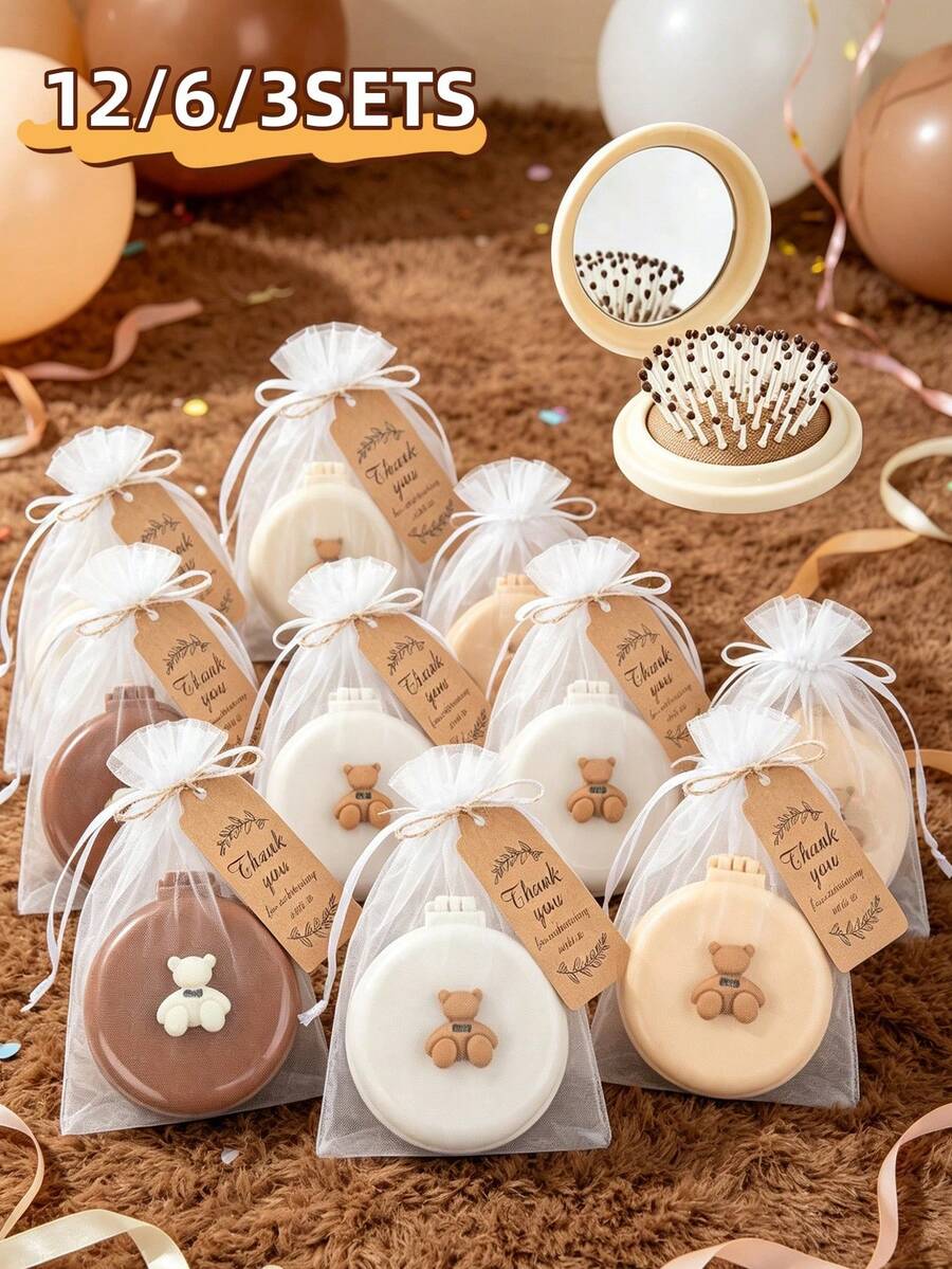 12/6/3 Set - Bomboniere per festa di nascità, Forniture per Festa di Rivelazione del Sesso, Set Portatile di Specchio per Trucco e Pettine con Orsetto Carino, Bomboniere per Ospiti di Matrimonio, Set Portatile da Viaggio di Specchio per Trucco e Pettine con Biglietto di Ringraziamento, Pettine da Viaggio con Specchio, Disponibile in Più Colori, Semplice e Portatile, Regalo per Festa di Battesimo, Bomboniere per Ospiti - Modello di orso - Visualizzare 1