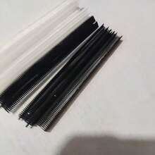 手持式縫紉機快速修補用，便攜式無線布料縫紉機附5個線軸與針，手動釘書機式縫紉機適用於衣服、牛仔褲、窗簾、DIY手工緊急修補。(5根針 + 500根白色橡膠針 + 500根黑色橡膠針) 手持式縫紉機，便攜式布料縫紉機，手動縫紉槍適用於衣服，快速修補縫紉工具，釘書機式縫紉，牛仔褲手縫縫紉機，緊急衣物修補套件，無線布料縫紉工具 - A - 查看 8