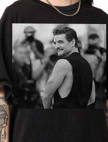 Camiseta retro de Pedro Pascal, Camiseta de Pedro Pascal "Pero papi, lo amo", Camiseta gráfica de Pedro Pascal, P - Negro - Ver 1