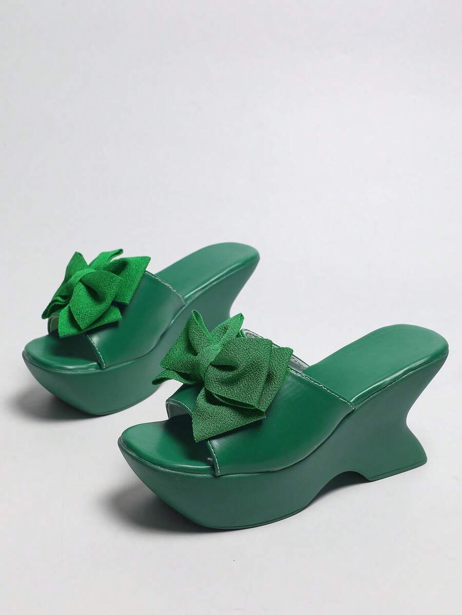 Sandal wedges setengah belakang wanita dengan pita hijau, hak unik, menambah tinggi badan dan ringan, tali tunggal ujung terbuka, cocok untuk jalan-jalan musim panas, liburan, dan bepergian. - Hijau - View 1