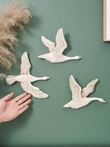 1 pieza Adorno de pared colgante de resina con forma de golondrina, decoración de pared, pájaro volador, adorno de pared de ganso, decoración suave para el hogar, adorno de pared de estilo de lujo tallado, artesanía de pájaro volador para decoración de pared, relieve 3D colgante de pared, se puede colgar directamente en la pared de fondo, entrada, pasillo, adecuado para diversas escenas del hogar - multicolor - Ver 3