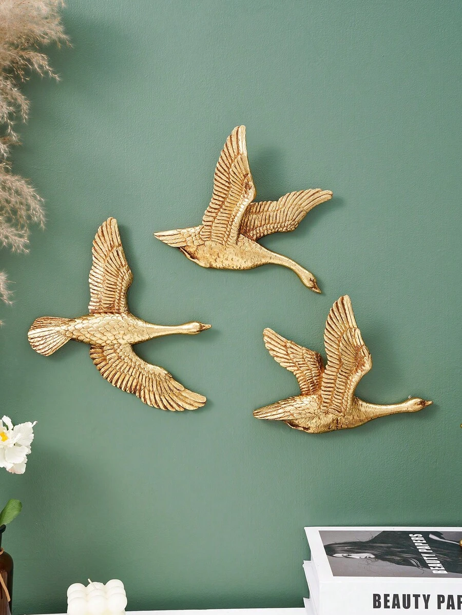 1 pieza Adorno de pared colgante de resina con forma de golondrina, decoración de pared, pájaro volador, adorno de pared de ganso, decoración suave para el hogar, adorno de pared de estilo de lujo tallado, artesanía de pájaro volador para decoración de pared, relieve 3D colgante de pared, se puede colgar directamente en la pared de fondo, entrada, pasillo, adecuado para diversas escenas del hogar