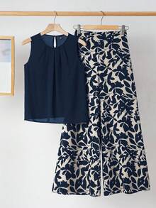 de dos piezas de verano para mujer, compuesto por un chaleco negro con cuello y plisado elegante y pantalones elásticos estampados con flores, adecuado para usar en varias ocasiones - Azul marino - Ver 1