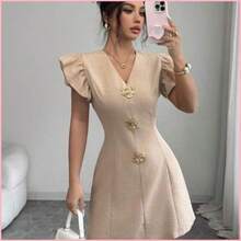 Elenzya Vestido mini de corte ajustado y acampanado con cuello en V, mangas cortas y decoración de botones metálicos color oro rosa, estilo de oficina, para verano - Caqui - Ver 1