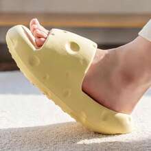 2026 Nuevas Pantuflas EVA de Suela Gruesa con Diseño Lindo y Dulce de Queso, Antideslizantes, Anti-Olor, Suela Blanda con Correa, Pantuflas Casuales de Moda para Primavera Verano, Uso Interior, Baño, Ducha y Exterior - Amarillo - Ver 8