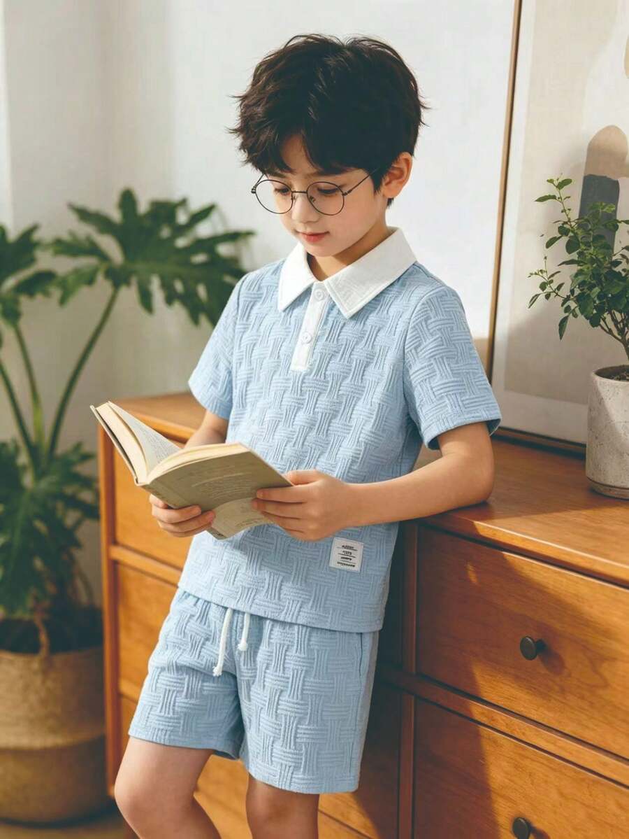 Bộ 2 món cho bé trai, kiểu dáng thường ngày, màu trơn, gồm áo polo cổ bẻ có đính họa tiết, tay ngắn kéo khóa nửa thân và quần short giả dây rút, thích hợp cho mùa hè. - Màu xanh lam - Xem 1