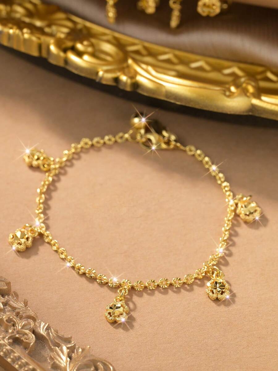 KKCOLA 1 Piece Of Fashionable And Versatile Four-Leaf Clover Bracelet. Ideal Gift For A Party. (The Position Of The Four-Leaf Clover Is Random) - Yellow Gold - View 1