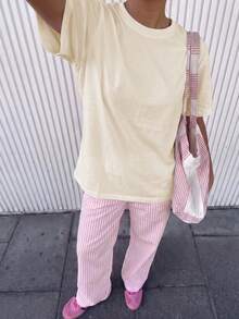 女款夏季圓領短袖T恤與條紋長褲套裝，豹紋、圓點、格紋，優雅、運動風、派對、健身房、夏季、Juneteenth、女款杏色套裝、杏色上衣、女款海灘套裝、隨機印花、女款夏季套裝、女款休閒套裝、學院風、日 - 杏色1+粉白豎條 - 查看 3