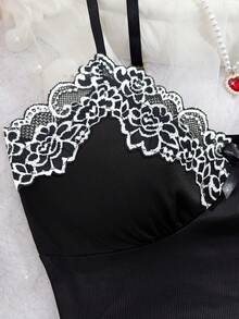 2pcs/Set Piyama Wanita Seksi, Atasan Crop dengan Tali Bahu Tipis yang Dapat Diatur, Celana Pendek dengan Hiasan Pita Renda Kontras, Set Pakaian Tidur yang Nyaman dan Menawan - Hitam - View 5