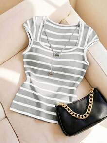 Camiseta de punto de rayas ajustada, estilo minimalista francés, top casual de manga corta, ideal para fiestas, primavera/verano - Gris Claro - Ver 1