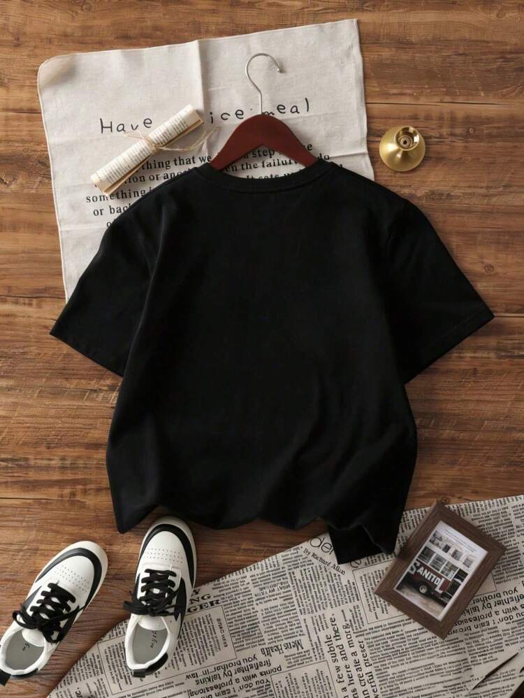 Esta camiseta de moda tiene un diseño de cuello redondo. Su superficie está decorada con exquisitos patrones de dibujos animados. Perfecto para usar en pareja. - Negro - Añade 4