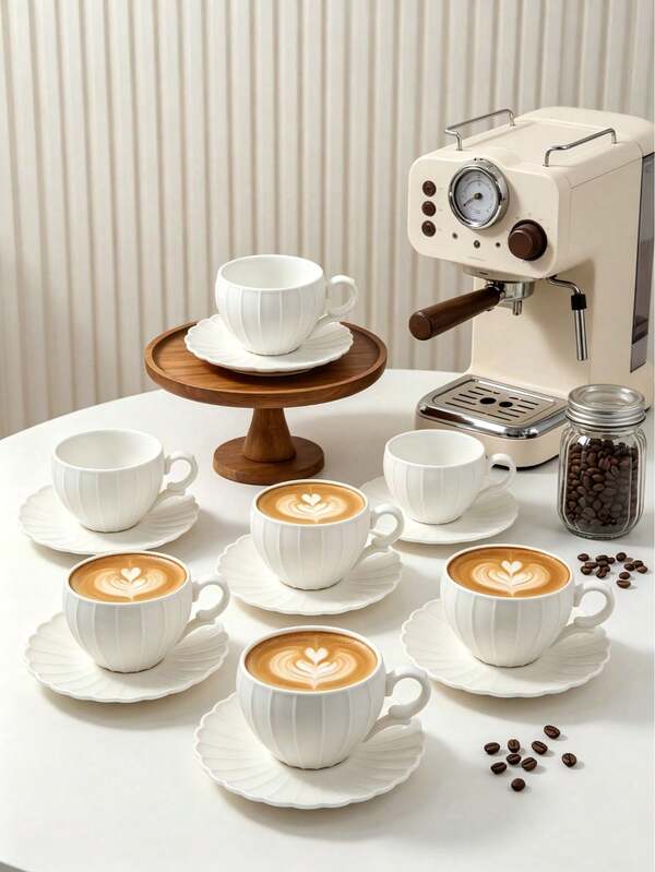 6 pièces/set Tasse en céramique de luxe en pure citrouille blanche de 90 ml/3 oz avec soucoupe à feuille de lotus, comprend une tasse à café + une soucoupe (à l'exclusion du support en fer montré sur l'image). Lavable au lave-vaisselle. Idéal pour la cuisine de la maison, la décoration de table, le thé de l'après-midi, la consommation de café, les cadeaux personnalisés, les accessoires de cuisine, le Ramadan, les fêtes, les anniversaires, les mariages et les dîners.