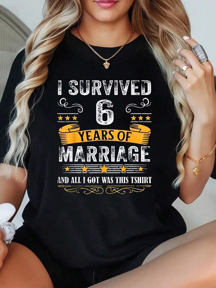 1 Pieza de Camiseta Creativa con Letras para Novios, Talla Grande para Mujer, Camiseta Gráfica de Manga Corta de 220g, Novedosa, 100% Poliéster, Camiseta Casual de Cuello Redondo - Negro - Ver 1
