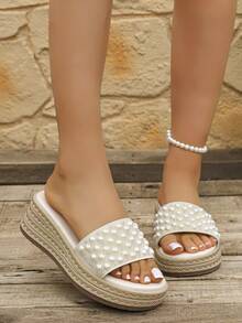 Sandal Hak Tinggi Minimalis Elegan dengan Desain Slip-On dan Hiasan Mutiara dan Berlian Imitasi, Model Wedges Platform, dan Ujung Terbuka. - Krem - View 4