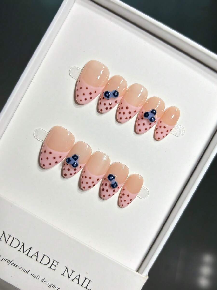 Handgefertigte mandelförmige rosa gepunktete French- & 3D-Blaubeer-Design Press-On-Nägel für Frauen - Verschiedenfarbig - Übersicht 1