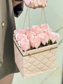 Boîte cadeau matelassée avec fleur gaufrée et poignée en chaîne métallique dorée, sac de rangement de bouquet de luxe avec bordure dorée, seau de rangement portable pour arrangement floral pour la Saint-Valentin, la Fête des Mères, l'anniversaire, le mariage, la douche nuptiale, la fête, l'emballage cadeau floral - Voir 2