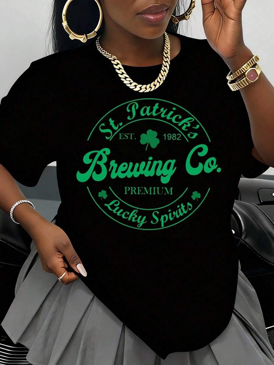 Camiseta Premium Lucky Spirits de St Patrick Brewing Company, Negra, Unisex, Casual, para Celebración del Día de San Patricio, Ropa Festiva con Diseño de Logotipo Verde - Negro - Ver 1