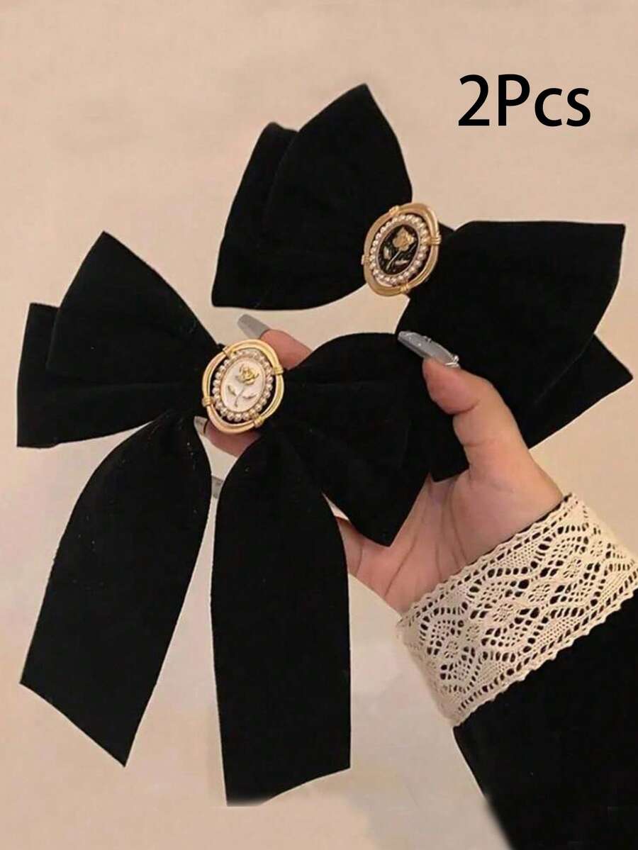 2 piezas Clips para el cabello con lazo de terciopelo negro estilo vintage francés para niñas, elegante accesorio de lazo de terciopelo con detalle de flor de rosa de perla falsa, conjunto de horquillas para el cabello adecuado para fiestas festivas y uso diario - Negro - Ver 1