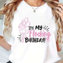 Camiseta Casual de Manga Corta para Mujer - "¡Es mi cumpleaños flocado!" Camiseta con Estampado de Flamencos, Mezcla de Poliéster Blanco y Negro, Cuello Redondo, Lavable a Máquina, Corte Reg - negro - Ver 2