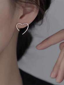 1 paire de boucles d'oreilles à clous en forme de cœur argentées minimalistes, exquises, mode, polyvalentes et élégantes, convenant pour le port quotidien, les vacances et les fêtes des femmes - Argent - Voir 1