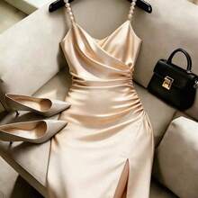 Elegante vestido ajustado de color champán con cuello cruzado francés romántico, cintura ceñida y adorno de perlas con abertura - Celeste - Ver 2