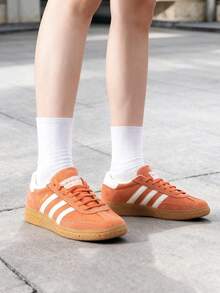 Adidas Originals Zapatillas casuales unisex, zapatillas bajas HANDBALL SPEZIAL, zapatillas retro, zapatillas deportivas cómodas y transpirables. - Rojo ladrillo/blanco roto - Ver 2