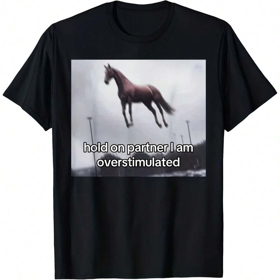 Camiseta de algodón con gráfico de caballo occidental para hombre, estilo Gen Z, con la frase 'Hold on Partner I'm Overstimulated', para verano, oversize, streetwear, meme, para mujer - Multicolor - Ver 1