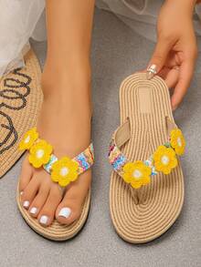 A Pair Of Fashionable Women's Flower Toe Sandals With A Toe Clip Design That Is Not Easy To Fall Off, Suitable For Wearing In Beach Or Daily Street - Yellow - View 6