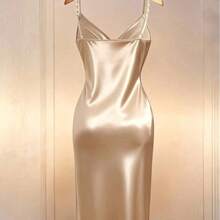 Elegante vestido ajustado de color champán con cuello cruzado francés romántico, cintura ceñida y adorno de perlas con abertura - Celeste - Ver 3