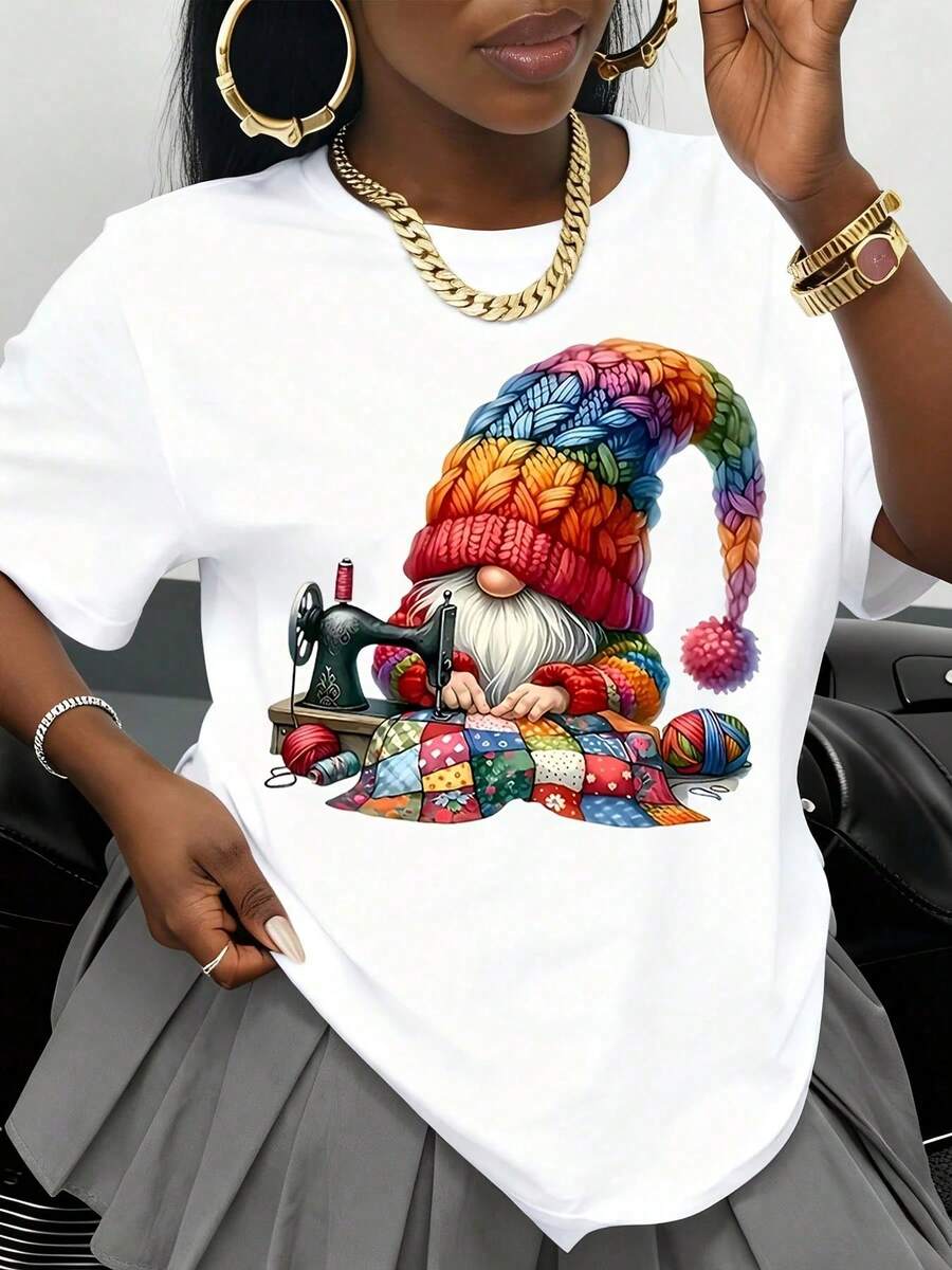 Camiseta Blanca de Mujer con Estampado Artístico de Gnomo Tejedor Colorido y Máquina de Coser, Estilo Patchwork, Top Casual de Moda para Amantes de las Manualidades y Regalos Navideños - Blanco - Ver 1