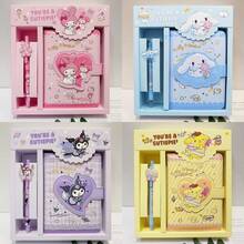 SANRIO 1件裝隨機三麗鷗角色筆記本與原子筆禮品組。人造皮革筆記本印有酷洛米、美樂蒂、大耳狗和布丁狗圖案，附贈配套原子筆。非常適合作為生日禮物和紀念品。 - 長方形 - 查看 8