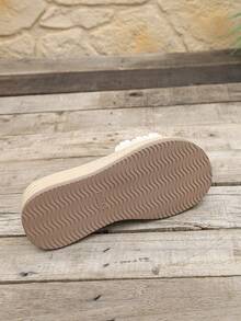 Sandal Hak Tinggi Minimalis Elegan dengan Desain Slip-On dan Hiasan Mutiara dan Berlian Imitasi, Model Wedges Platform, dan Ujung Terbuka. - Krem - View 6