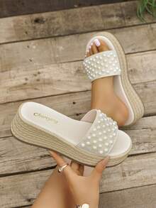 Sandal Hak Tinggi Minimalis Elegan dengan Desain Slip-On dan Hiasan Mutiara dan Berlian Imitasi, Model Wedges Platform, dan Ujung Terbuka. - Krem - View 8