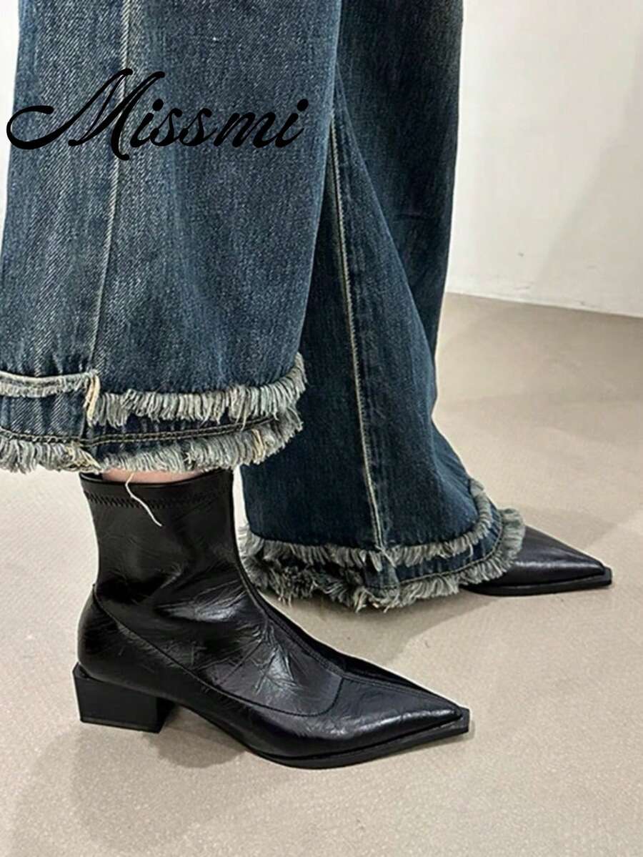 Botas de tobillo con tacón alto de punta afilada, nuevas para otoño/invierno 2025 de estilo europeo y americano. Botas de tobillo ajustadas con parches, botas de tobillo retro marrones. Botas para mujer. - Negro - Ver 1
