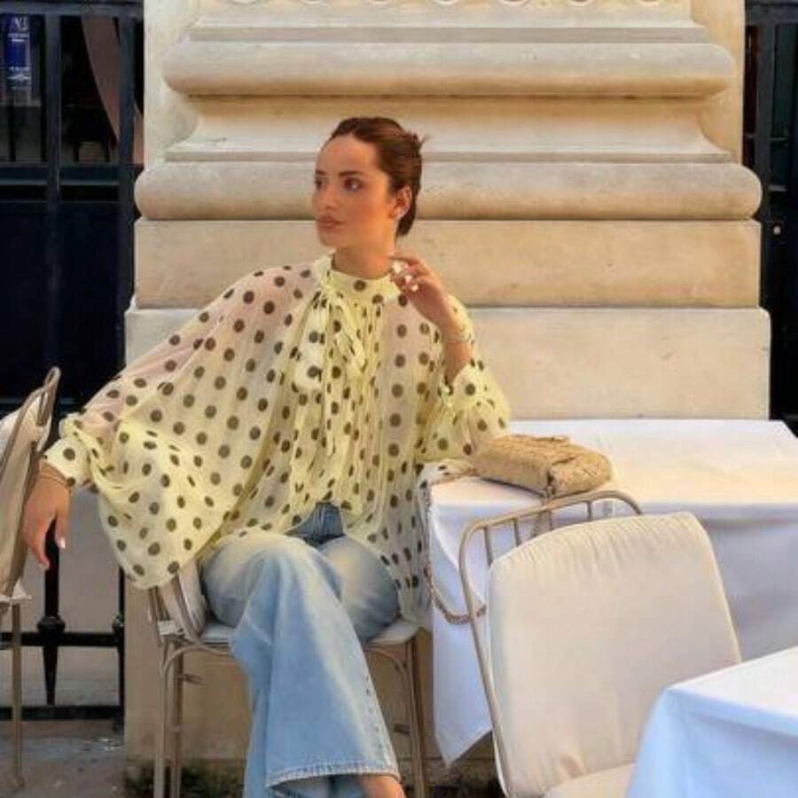 Camisa de mujer de moda elegante y casual con estampado de lunares azul cielo - Corbata de moño, manga farol, holgada, plisada, semitransparente de verano - Amarillo - Ver 1
